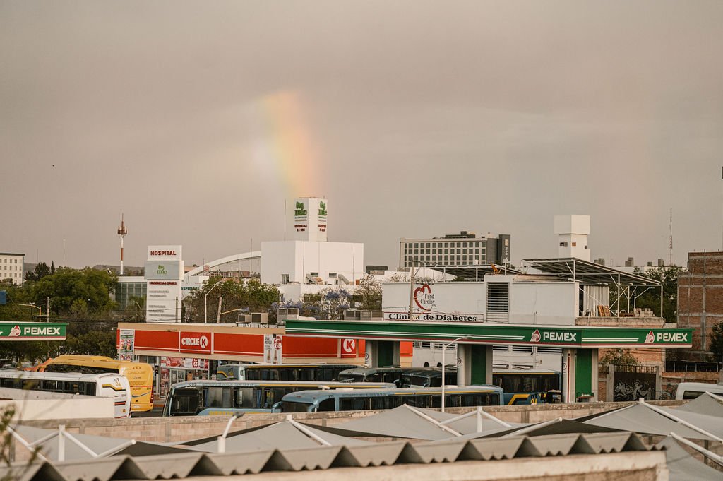 Vista de Aguascalientes desde Hotel Fratelli, con arcoíris